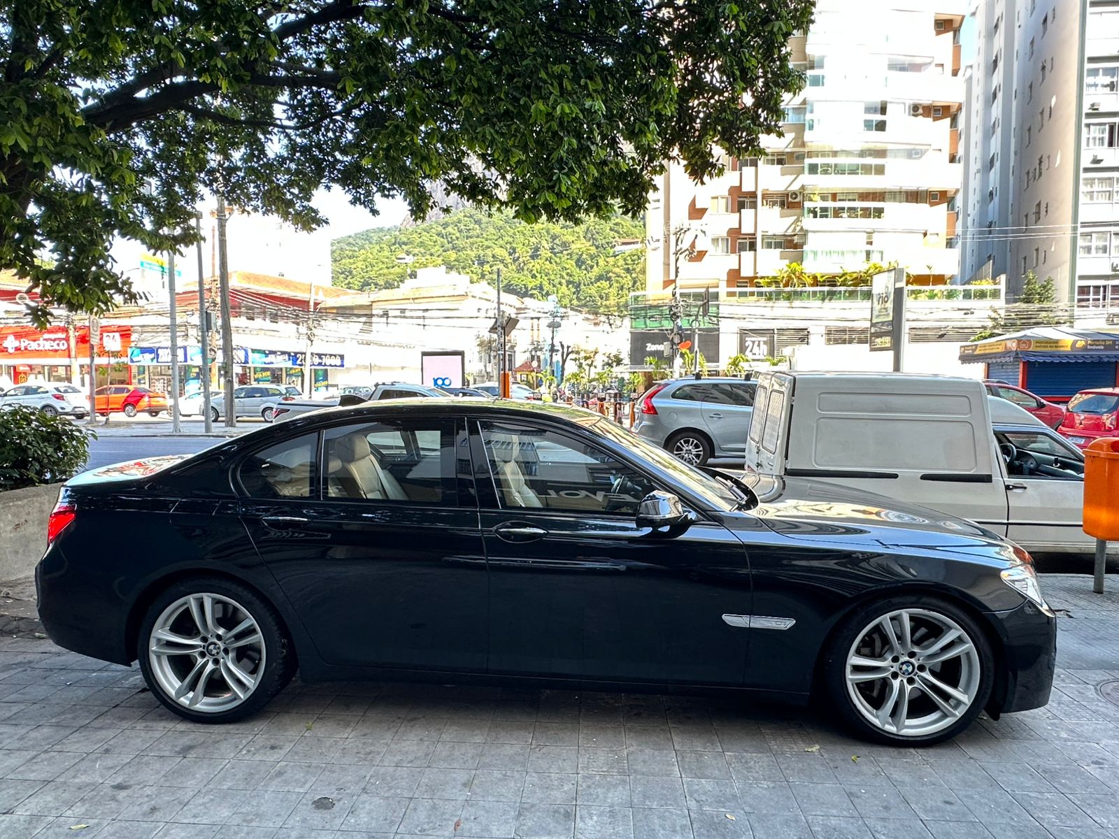 BMW 750i
