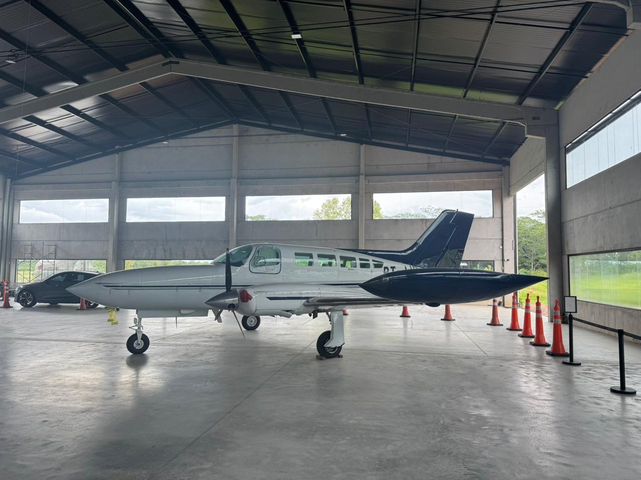 Cessna 402B 6